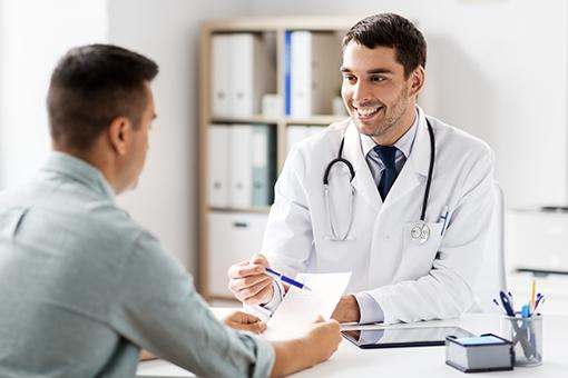 Doctor explaining different colon cancer screening types