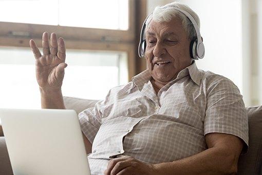 Man getting counseling online to try and quit tobacco.
